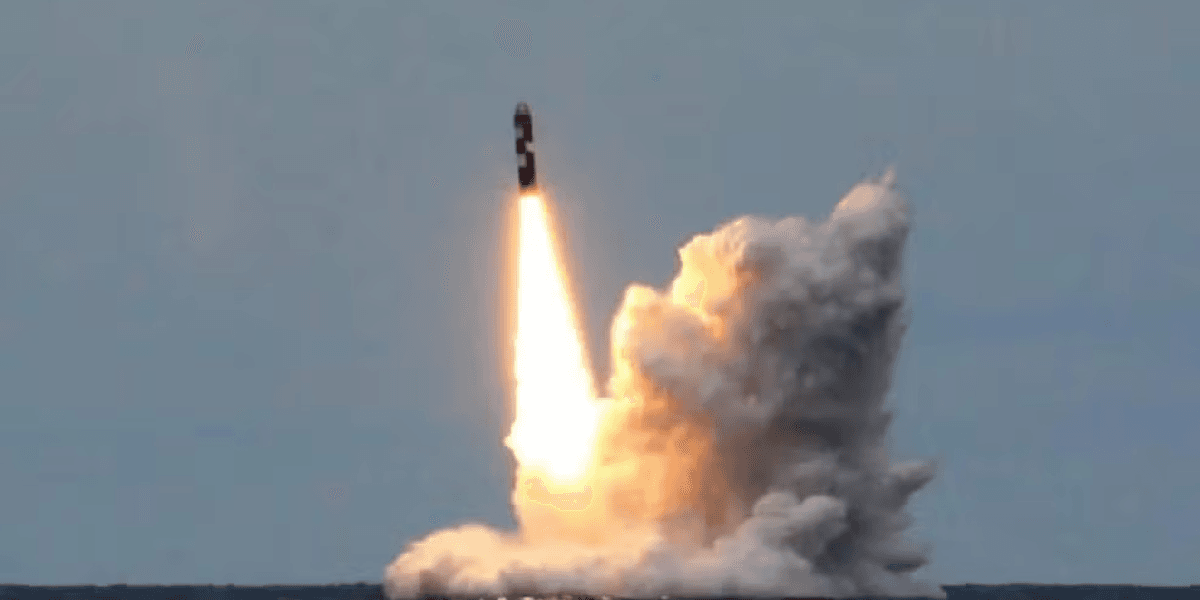 Lançamento de um míssil balístico pela Marinha da Rússia - Foto: Ministério da Defesa da Rússia via CSIS
