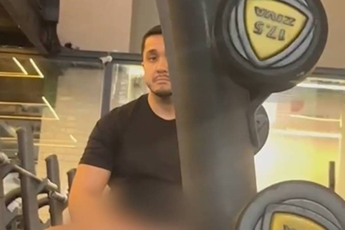 Homem foi filmado fazendo gestos obscenos enquanto observava aluna de academia na Zona Sul de São Paulo — Foto: Reprodução