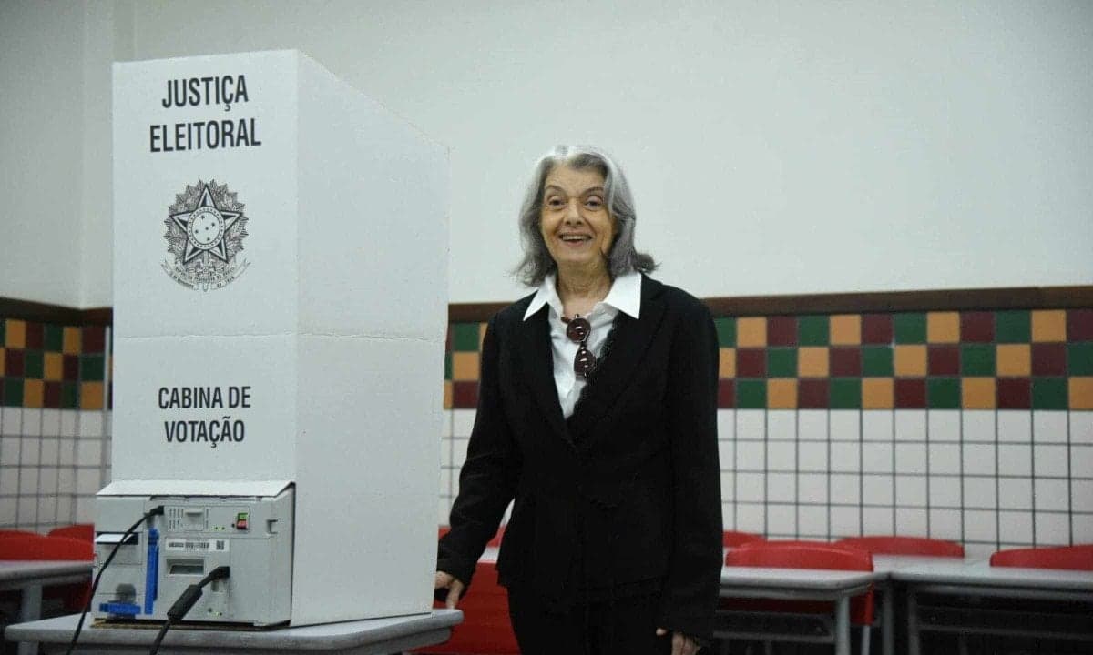 A ministra do STF Cármen Lúcia votou na manhã deste domingo (4/10) no Colégio Santo Agostinho, em BH — Crédito: Gladyston Rodrigues/EM/D.A.Press