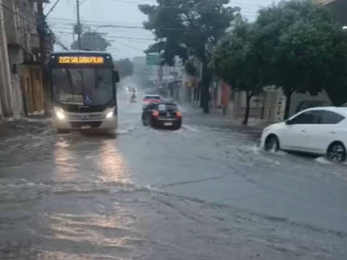 Rua Platina foi tomada pela água durante temporal em Belo Horizonte