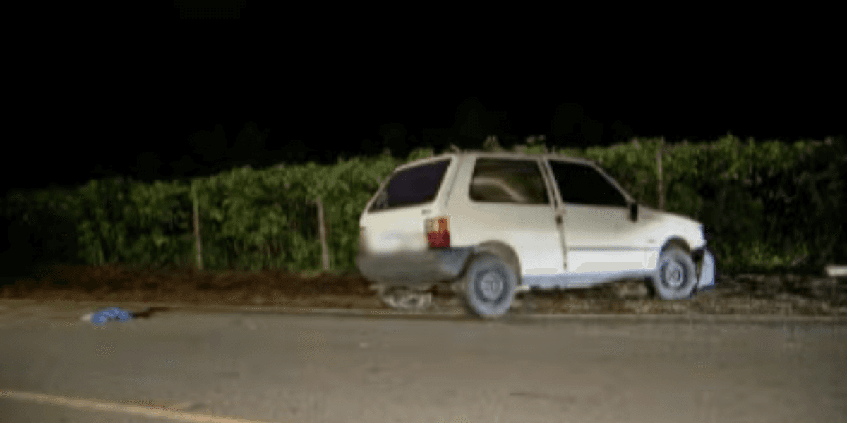 O carro da família ficou às margens da rodovia com diversas marcas de tiros - Foto: Reprodução/RECORD Minas