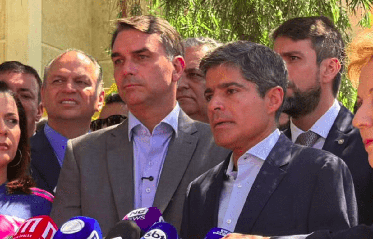 ACM Neto anuncia apoio a Flávio Bolsonaro