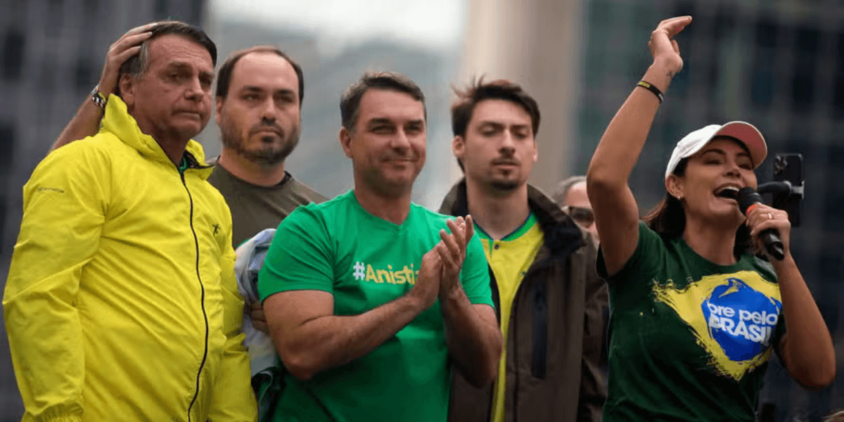 Michelle discursa em ato pró-anistia do 8 de Janeiro, junto a Bolsonaro (a partir da esquerda), Carlos, Flávio e Jair Renan — Foto: Miguel Schincariol/AFP/06-04-2025