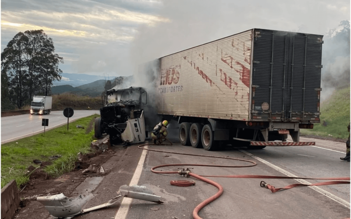 BR-381 tem carreta em chamas em Brumadinho