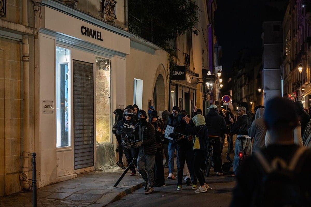 Multidão invade boutique Chanel durante protestos em Paris - Crédito: JJxFile / Wikimedia Commons / CC BY-SA 4.0