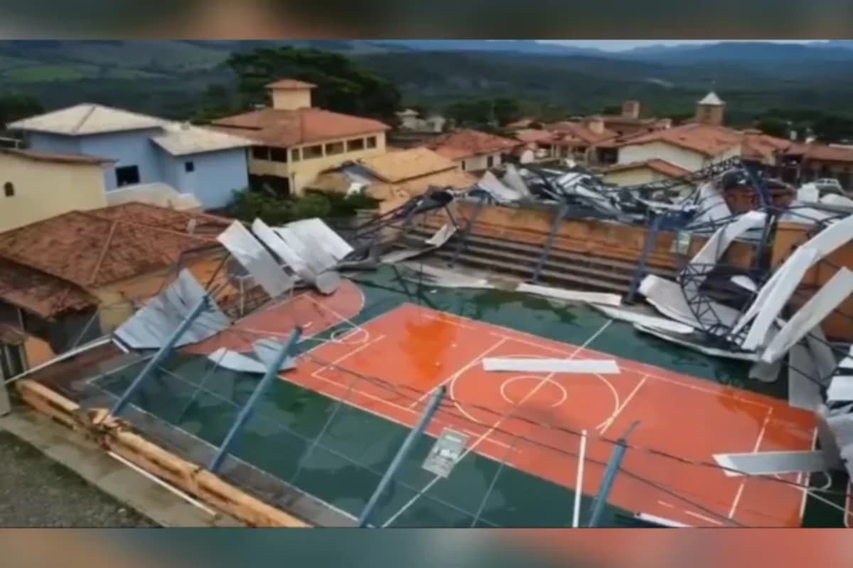 Temporal derruba cobertura de quadra e atinge quatro casas em MG