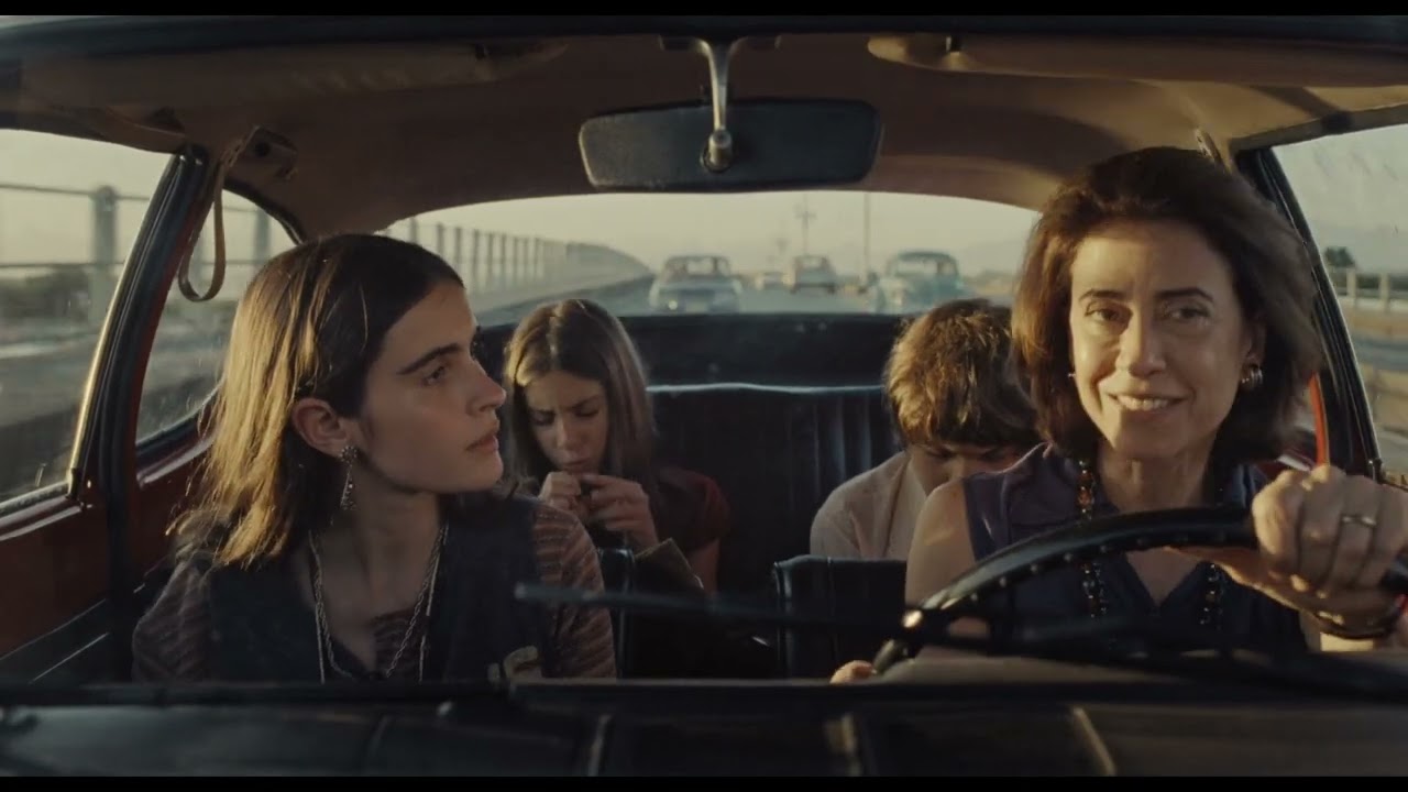 Veroca se destaca em foto do filme ainda estou aqui