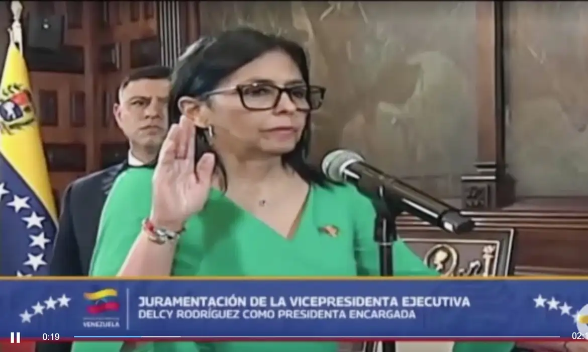Delcy Rodríguez, vice-presidente da Venezuela, prestando juramento como presidente interina do país.