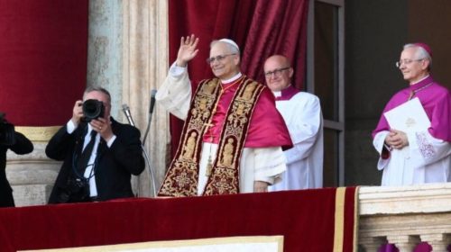 @VaticanNews novo papa acenando na praça