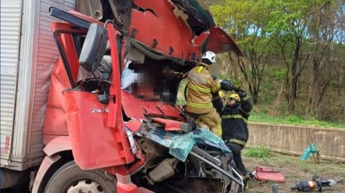 Acidente entre carretas na BR-040 deixa motorista ferido em Sete Lagoas