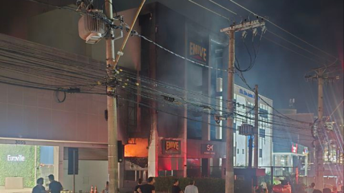 Após 11 horas, bombeiros finalizam trabalho no incêndio que atingiu prédio na Raja Gabaglia, em BH