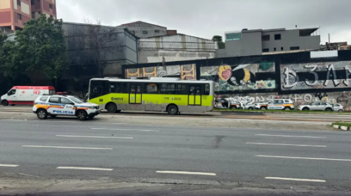 Assalto em ônibus do MOVE gera retenção na avenida Antônio Carlos em BH