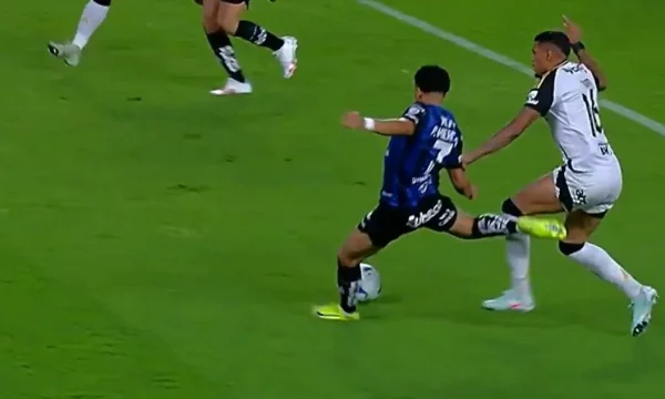 Atlético-MG Independiente del Valle Copa Sul-Americana meia Patrik Mercado avançou pela área e caiu após contato com o lateral Ruan, do Galo