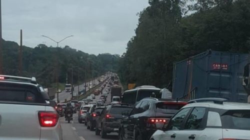 BR-040 tem trânsito lento no sentido BH em Nova LIma