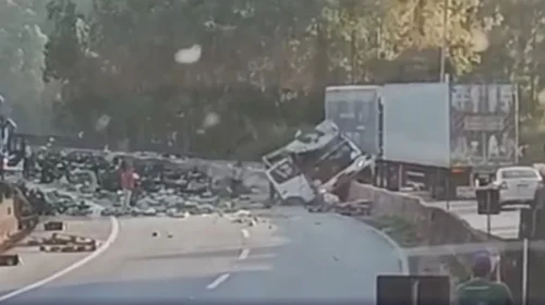 BR-381 é interditada após tombamento de carreta