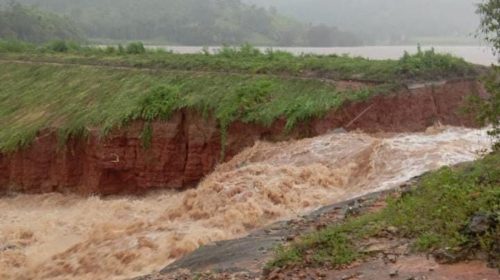 Barragem rompe parcialmente em Porteirinha e prefeitura alerta população