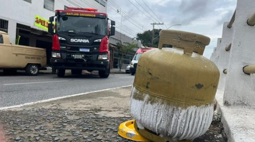 Belo Horizonte - Bombeiros atendem ocorrência de explosão em um restaurante