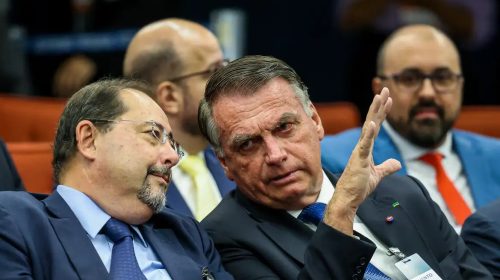 O ex-presidente Jair Bolsonaro chegou por volta das 9h30 desta terça-feira (25), ao plenário da Primeira Turma do Supremo Tribunal Federal (STF), em Brasília, para presenciar o julgamento da denúncia apresentada pela Procuradoria-Geral da República (PGR), em que foi acusado de liderar uma trama golpista durante o seu governo.