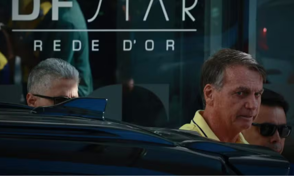 Bolsonaro chega a hospital em Brasília