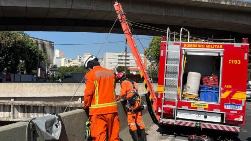 Bombeiros resgatam mulher em estado grave no Ribeirão Arrudas