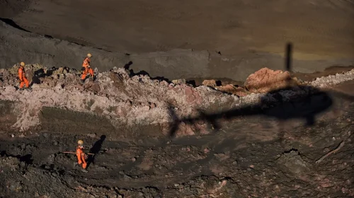 Bombeiros trabalhando nas buscas na lama de rejeitos, em Brumadinho