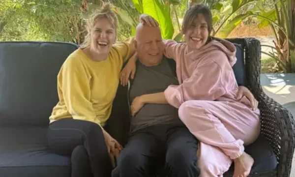 Bruce Willis aparece em foto compartilhada pela filha