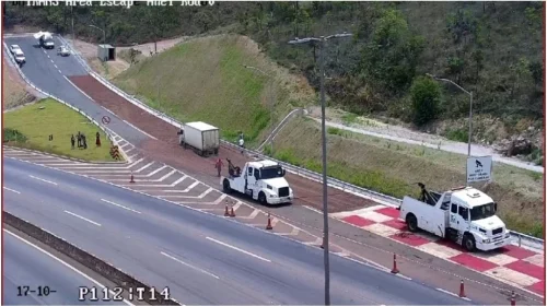 Caminhão perde os freios e vai parar na área de escape do Anel