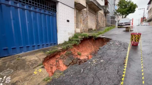 Cratera coloca em risco prédio no bairro Sagrada Família, em Belo Horizonte