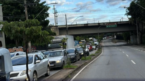 Semáforo quebrado na avenida Silva Lobo gera caos no trânsito de BH