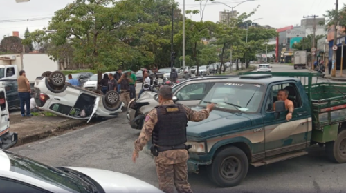 Capotamento bloqueia avenida dos Andradas, na região Leste de BH