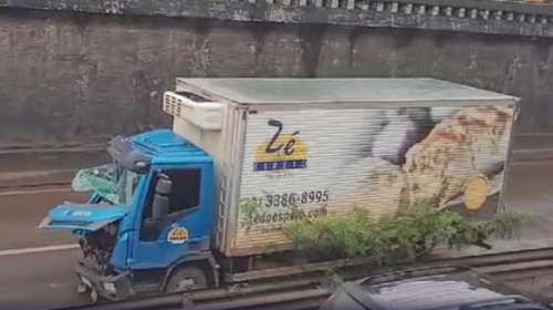 Colisão entre carreta e caminhão trava trânsito de Contagem