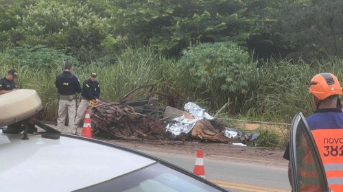 Carreta invade contramão, parte carro ao meio e deixa três mortos na BR-381 em Santa Luzia