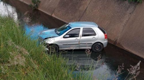 Carro cai em córrego em Contagem e fere idosos