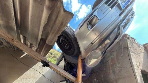 Carro cai sobre casa em Belo Horizonte
