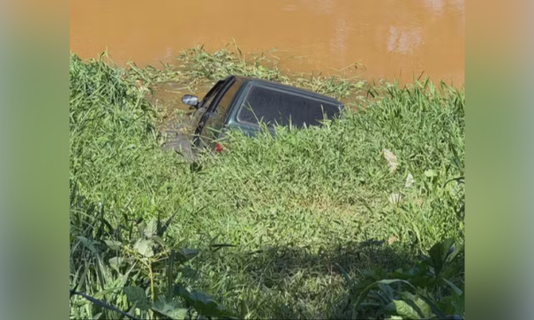 Carro com o corpo de Edimilson no porta-malas estava parcialmente submerso