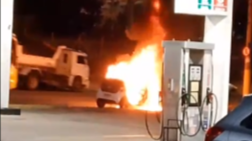Carro pega fogo próximo a posto de combustíveis no bairro Floramar, em BH
