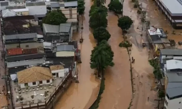 Chuva provoca enchente histórica em Ubá
