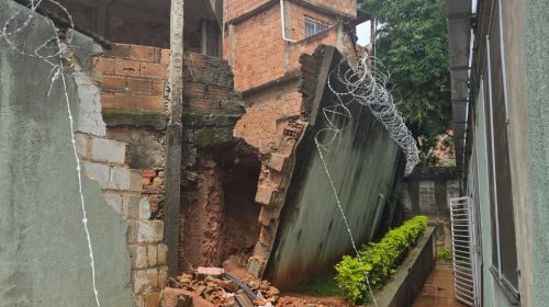Chuvas causam risco de desabamento de muro próximo à hospital em Belo Horizonte