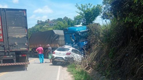 Colisão entre carro e carreta deixa um morto e interdita rodovia em Rio Pomba