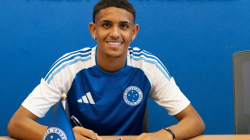 _Cruzeiro anunciou, na tarde desta terça-feira (21), a assinatura do primeiro contrato profissional do atacante Pietro Tavares, de 16 anos, destaque da equipe sub-17 e da Seleção Brasileira
