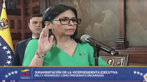 Delcy Rodríguez, vice-presidente da Venezuela, prestando juramento como presidente interina do país.