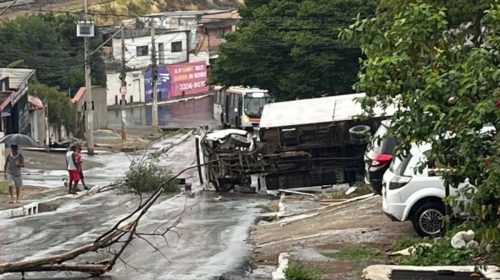 Duas pessoas ficam feridas em tombamento de caminhão em Ibirité