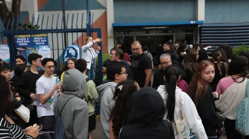 ESTUDANTES durante a entrada para prova do enem 2025