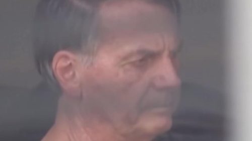 Em prisão domiciliar, Bolsonaro aparece na garagem de casa