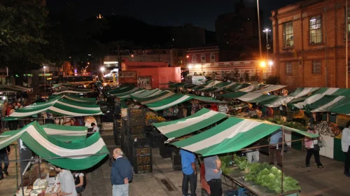 Feira noturna passa a ser realizada na Praça da Estação em Juiz de Fora