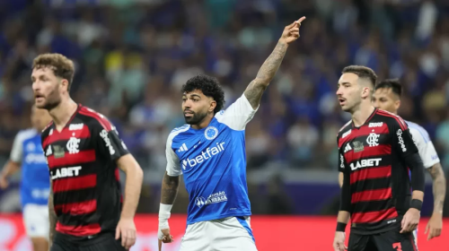 Gabigol em ação durante Cruzeiro x Flamengo, jogo do Brasileirão