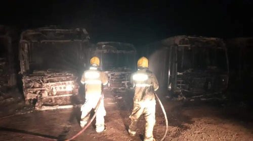 Garagem de ônibus pega fogo em Ponte Nova e destrói veículos incendio