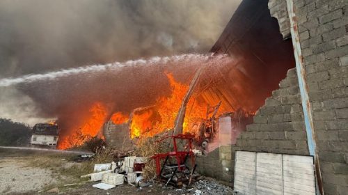 Grande incêndio consome galpão de artigos natalinos e cenográficos em Contagem