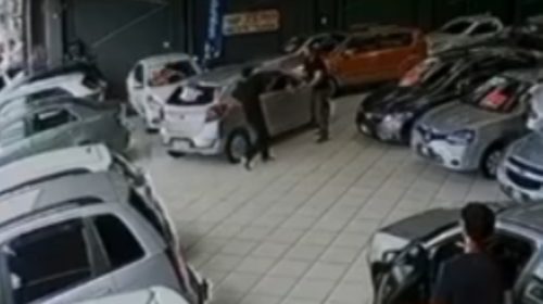 Homem invade concessionária, executa funcionário e grava vítima morta Homem é morto a tiros dentro de loja de veículos na Zona Leste de São Paulo