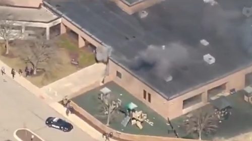 Homem joga carro contra sinagoga nos EUA